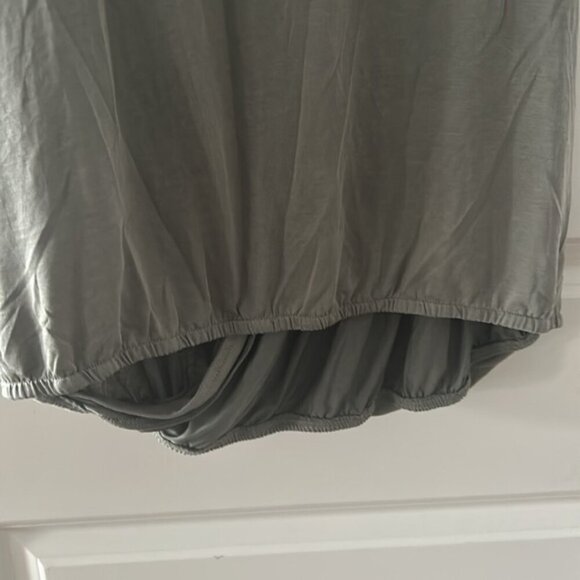 🎀HEARTLOOM large v neck wrap front sleeveless green top - Picture 9 of 9